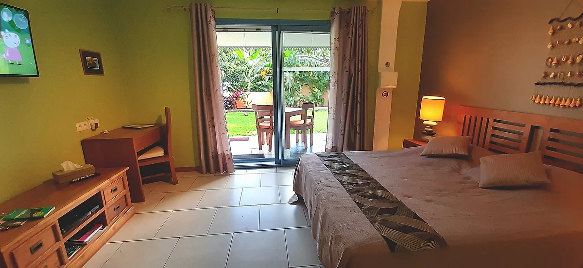 La chambre familiale ouverte sur le jardin tropical