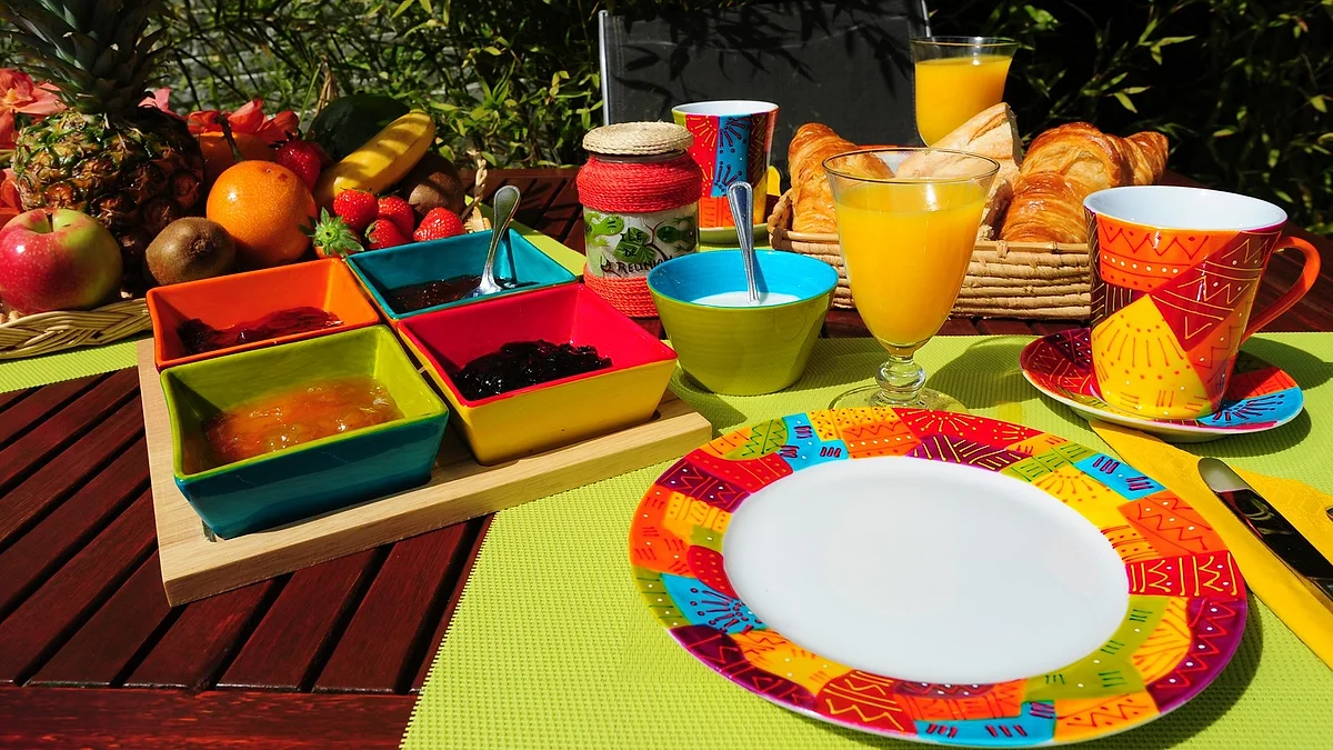 Les confitures maison et les jus de fruits dans des bols colorés
