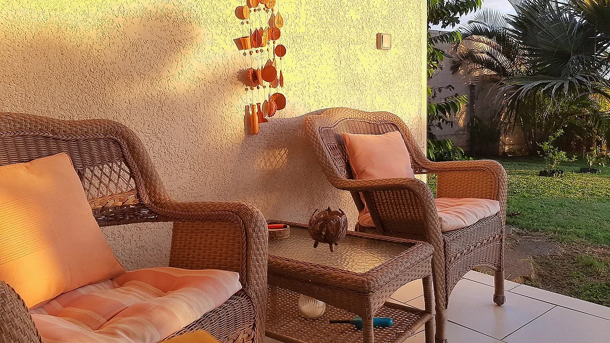 Les fauteuils en rotin d'une terrasse couverte