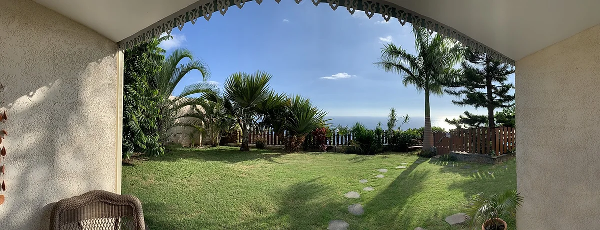 Le jardin tropical devant les chambres, avec l'océan Indien à l'horizon