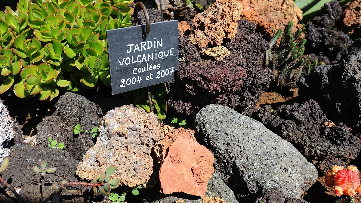 Le jardin volcanique et son ardoise « coulées 2004 et 2007 »