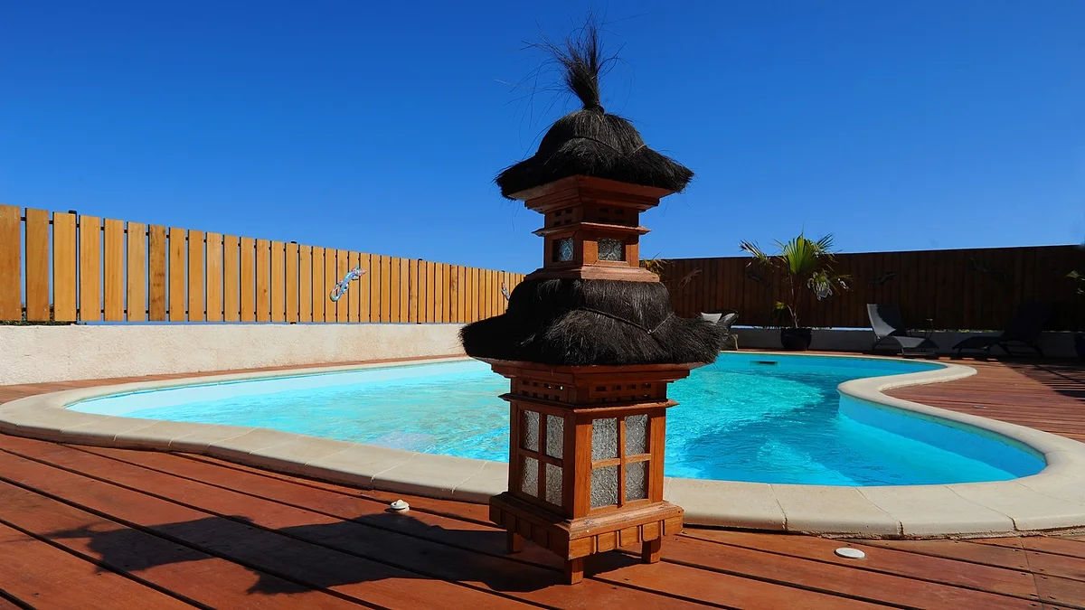 Une lanterne balinaise au bord de la piscine
