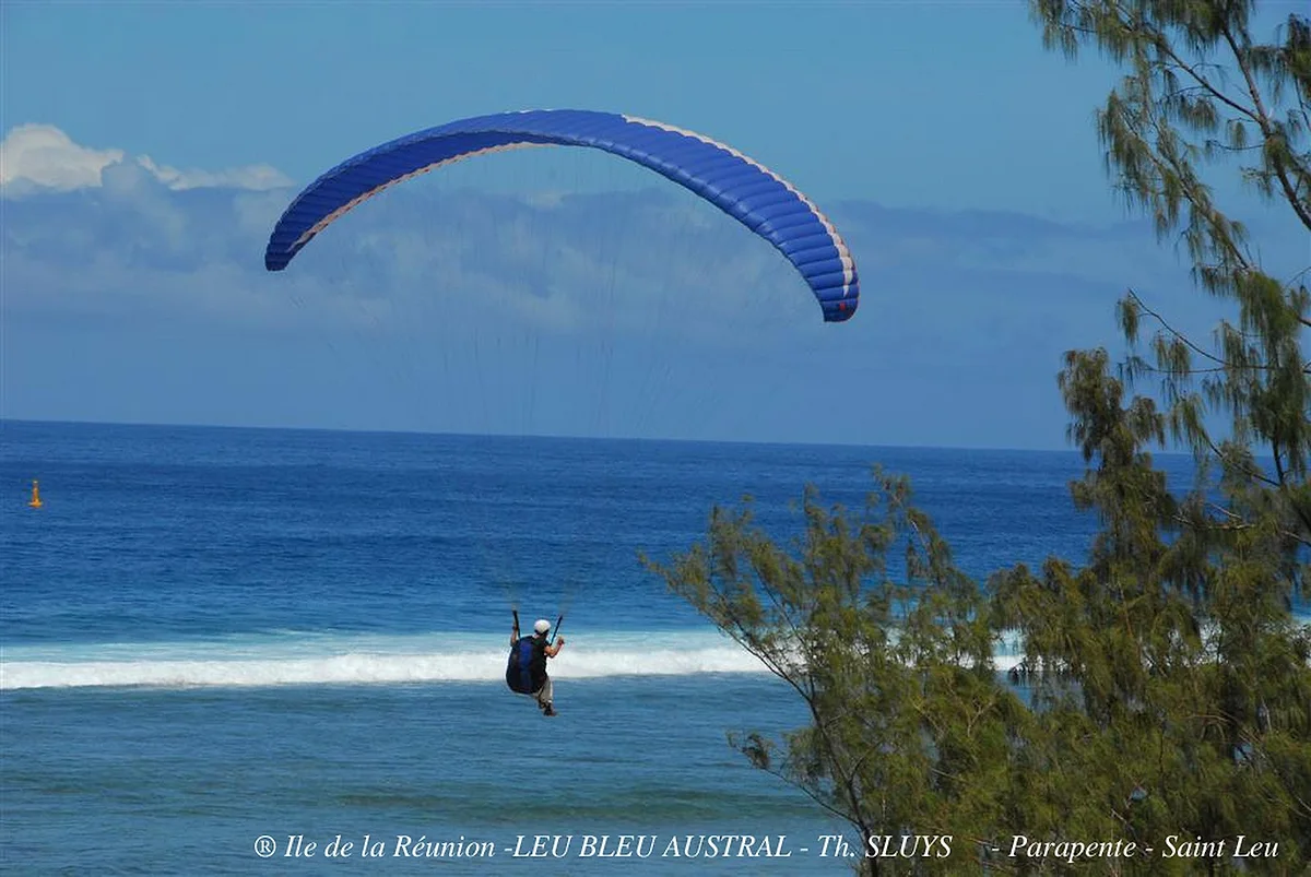 Une voile de parapente au-dessus du lagon de Saint-Leu, photo de Thierry