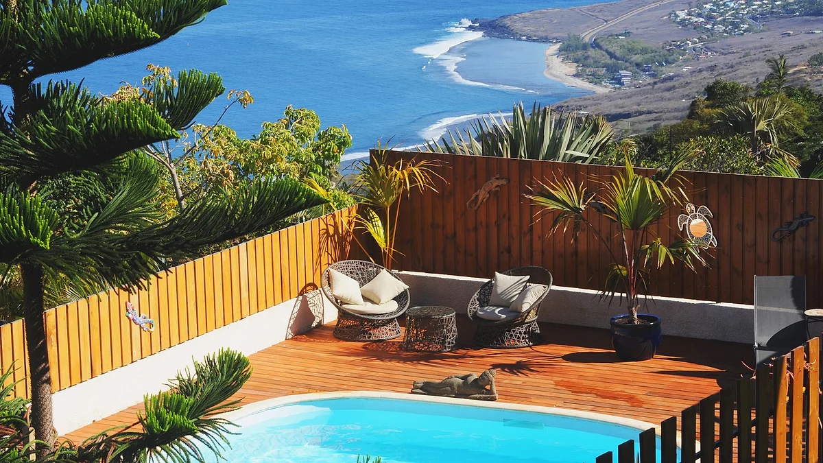 La piscine en contrebas de la terrasse, avec le lagon de Saint-Leu au loin