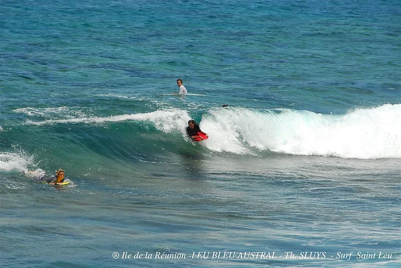 Un surfeur sur la vague de Saint-Leu, photo de Thierry